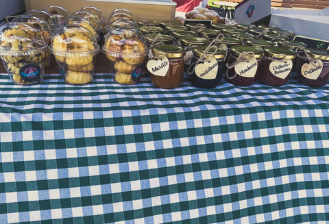 Marmeladenverkauf beim Bauernmarkt