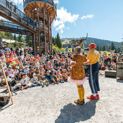 Die Clowns Herbert und Mimi performen vor Eltern und Kindern.