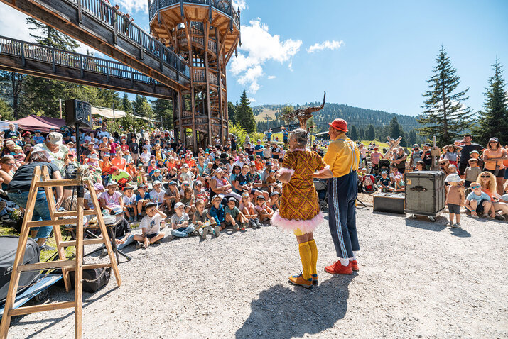 Die Clowns Herbert und Mimi performen vor Eltern und Kindern.