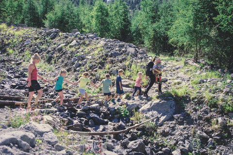 Zwei Frauen und Kinder bei einer Wanderung