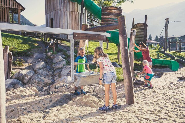 Kinder spielen mit Sand auf einem Spielplatz