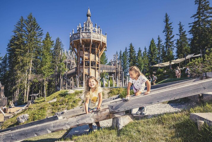 Zwei Mädchen spielen am Fichtenschloss.