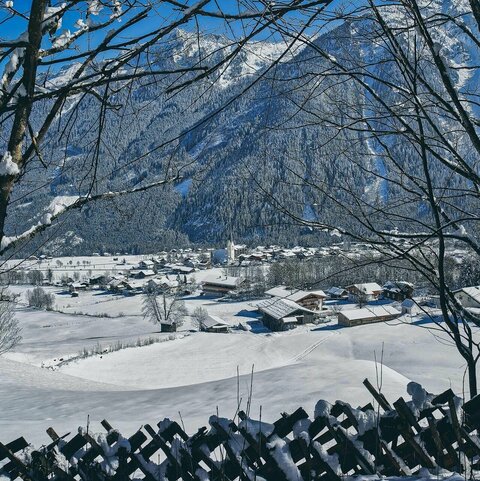 Ein Blick auf ein verschneites Dorf