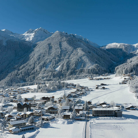 Ein Blick auf ein verschneites Dorf