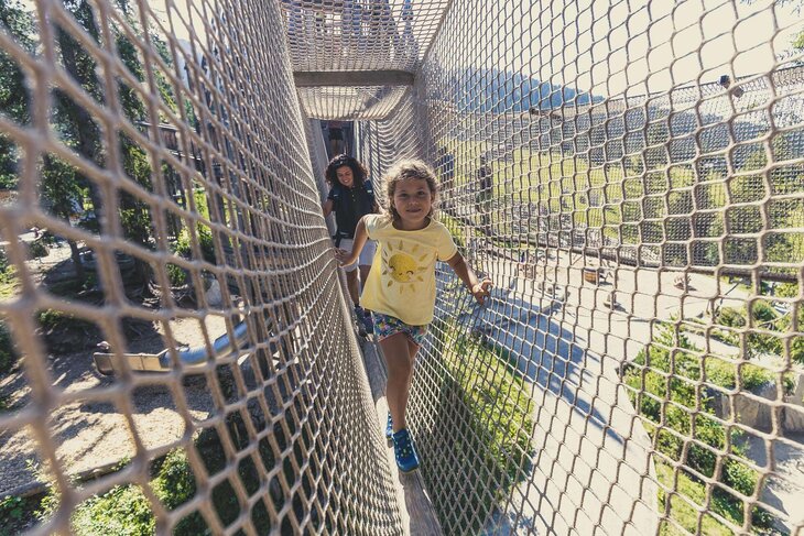 Kinder spielen auf einem Spielplatz.