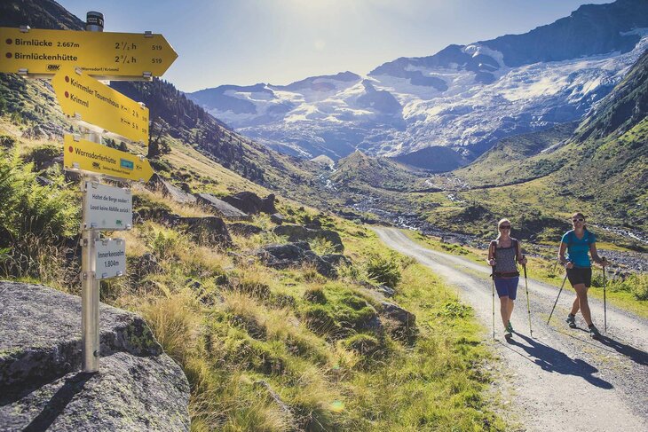 Zwei Frauen wandern vor einer traumhaften Bergkulisse