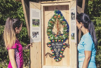 Zwei Frauen schauen sich eine Infotafel an.