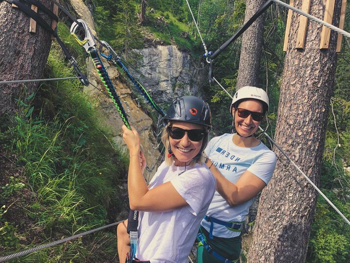 Zwei Frauen klettern im Erlebnisgarten Riederklamm
