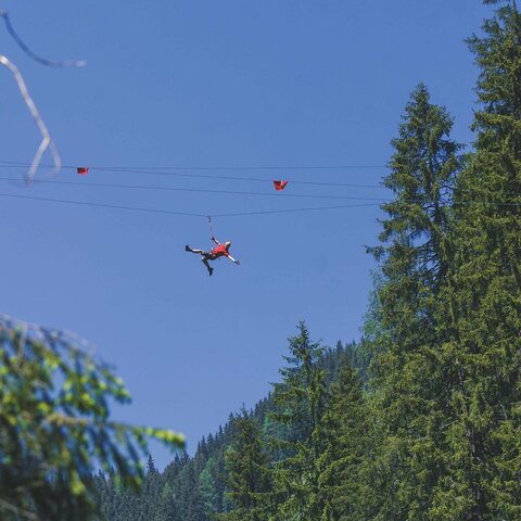Ein Mann fährt mit einer Seilrutsche