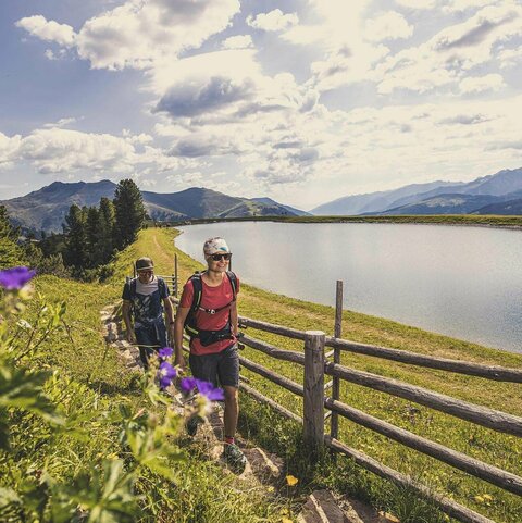 Ein Mann und eine Frau wandern in der Natur