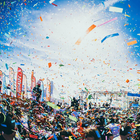 Buntes Konfetti fliegt durch die Luft bei der Dutchweek Gerlos