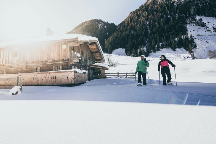 Ein Mann und eine Frau beim Schneeschuhwandern