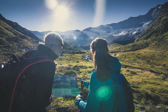 Zwei Frauen schauen sich eine Landschaftskarte an