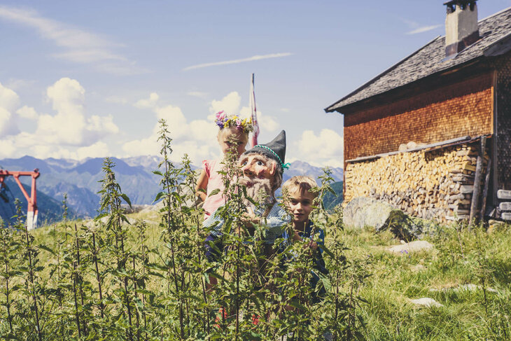 Zwei Kinder auf der Alm