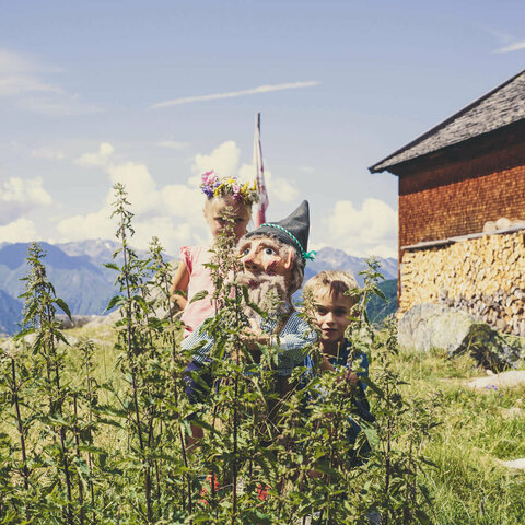 Zwei Kinder auf der Alm