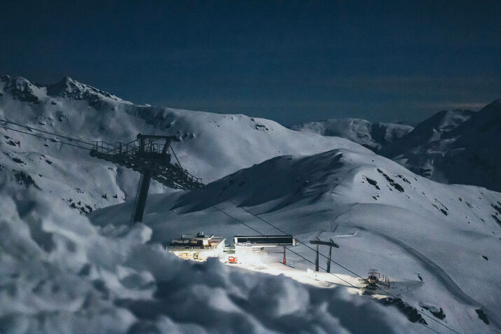 Die Piste bei Nacht