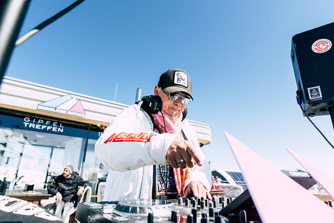 Ein DJ mit Sonnenbrille beim Alpenwelt Resort
