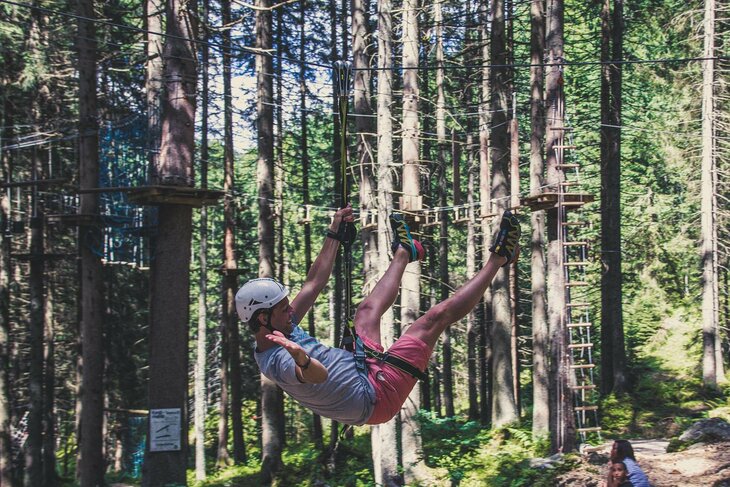 Ein Mann fährt mit einer Seilrutsche