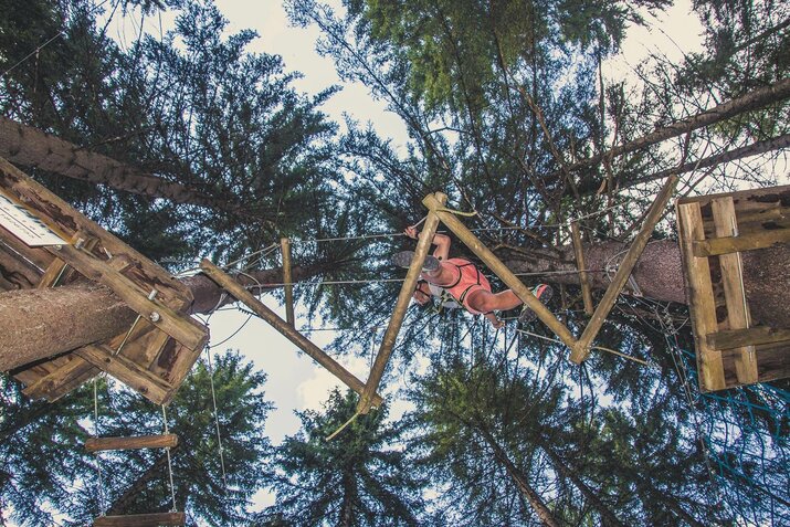 Ein Mann im Hochseilgarten