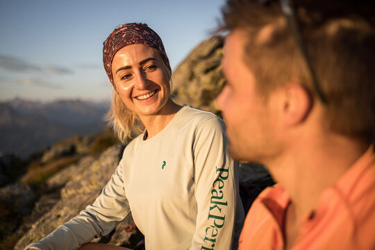 Ein Paar sitzt inmitten der Natur