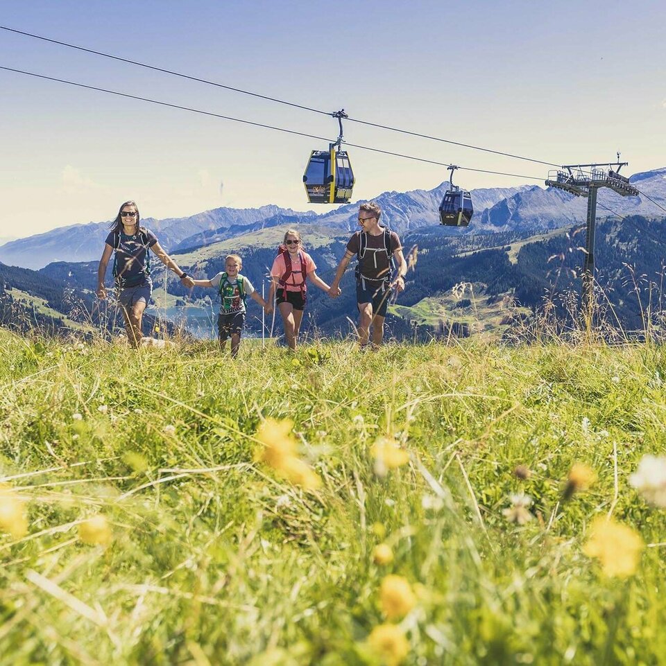 Eine Familie bei einer Wanderung