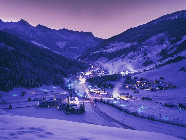 Blick auf die Gemeinde Gerlos bei Nacht im Winter