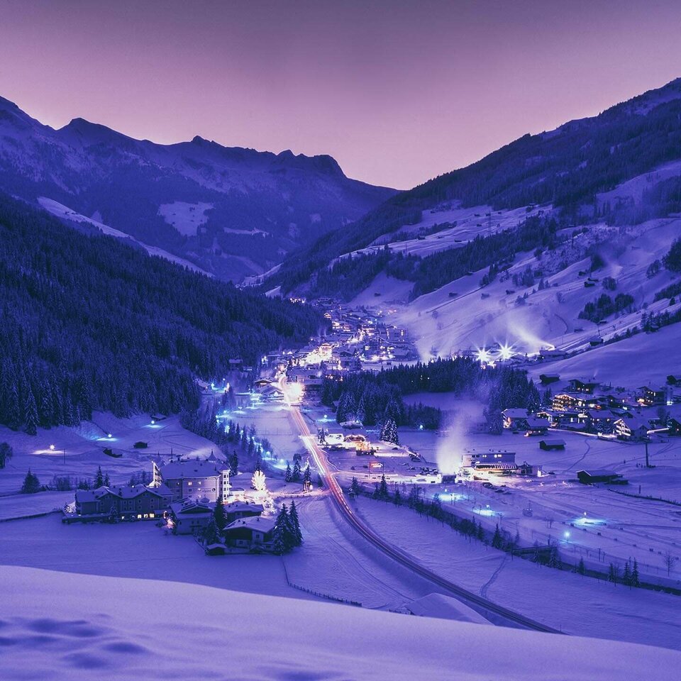 Blick auf die Gemeinde Gerlos bei Nacht im Winter