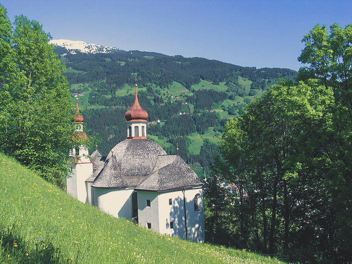 Blick auf eine Wallfahrtskirche