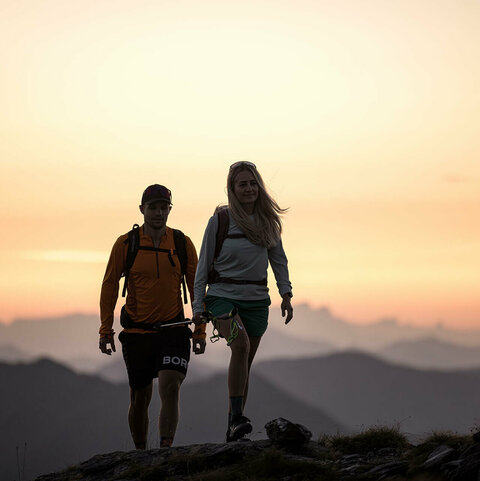 Wandergebiet Ein Mann und eine Frau wandern beim Sonnenaufgang