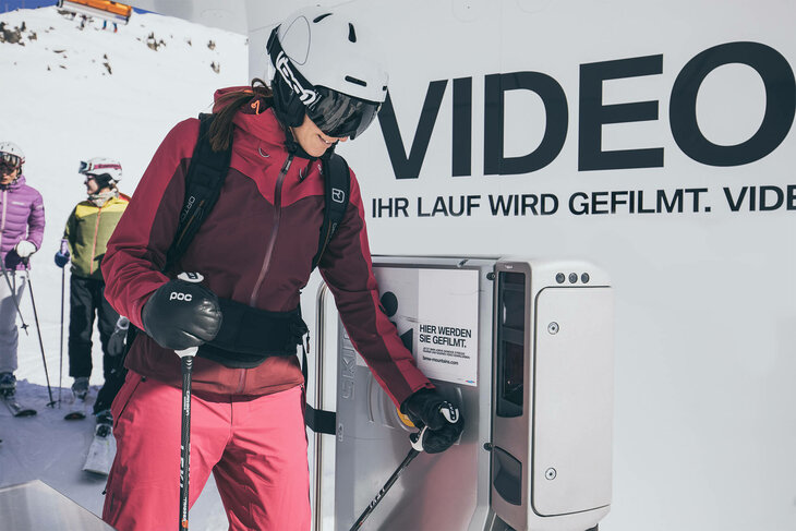 Eine Frau steht an der Skimovie Station