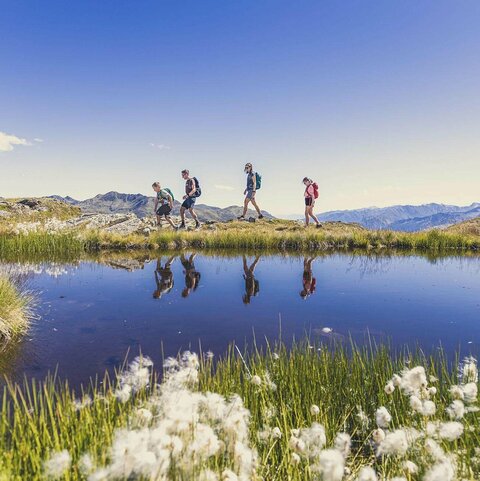 Wandelroutes Zillertal Arena Eine Familie wandert an einem See entlang
