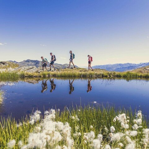 Eine Familie wandert an einem See entlang