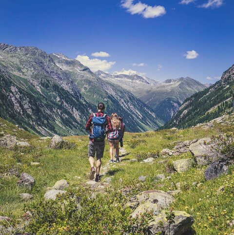 Personen wandern durch die Natur