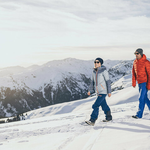 Ein Mann und eine Frau spazieren durch den Schnee