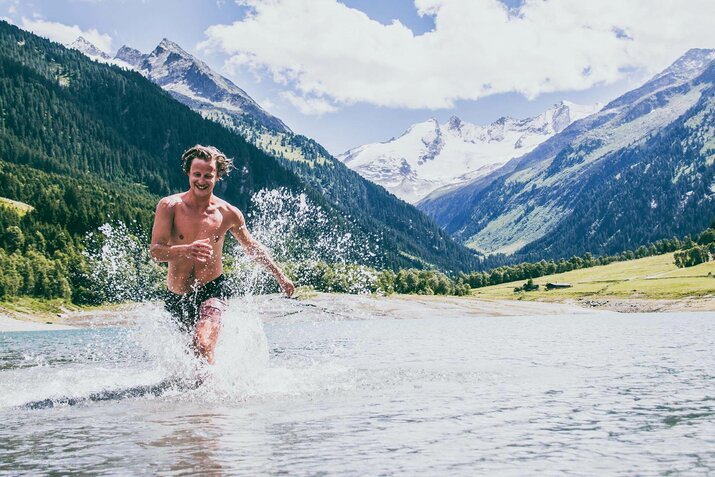 Ein Mann läuft durchs Wasser