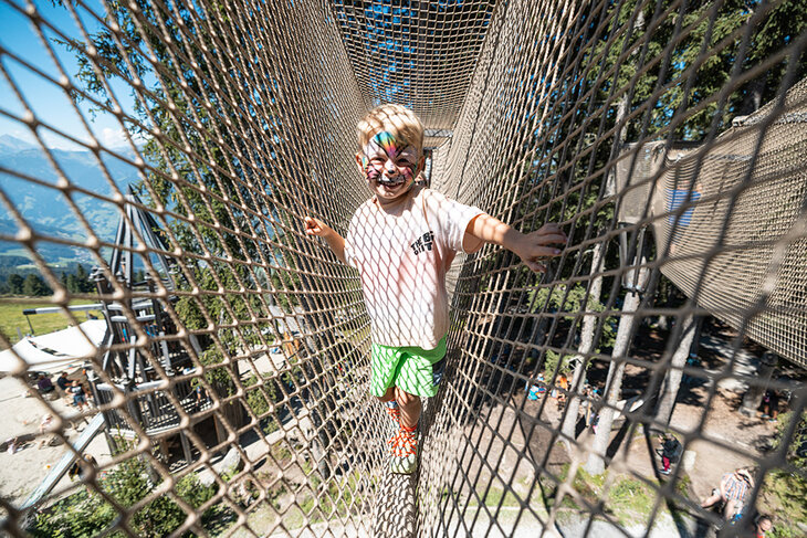 Ein kleiner Junge spielt auf dem Fichtenschloss