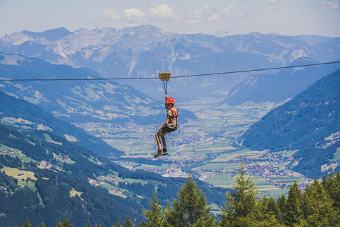 Ein kleiner Junge beim Seilrutschen.