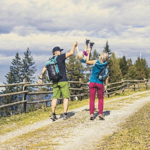 Ein Mann und eine Frau wandern mit ihrem Kind.