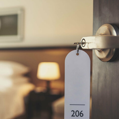 Ein Zimmerschlüssel steckt in einem Schloss