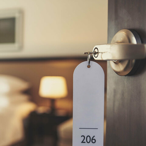 Ein Zimmerschlüssel steckt in einem Schloss